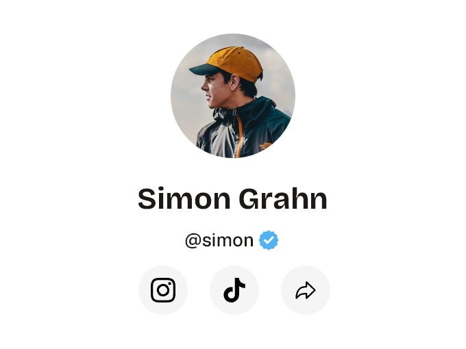Creator-profil med namn, användarnamn och länkar till sociala medier.